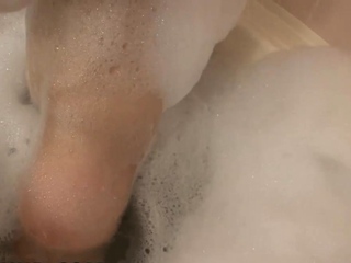 Akina Hara in a sizzling tub gives a special Japanese bj -